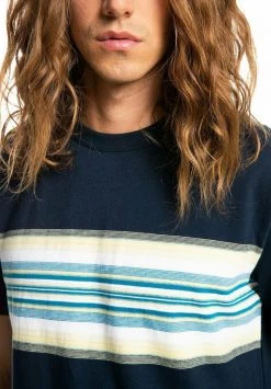 Quiksilver TRANSAT PLACEMENT - T-shirt Imprimé - Dark Blue 11 Quiksilver TRANSAT PLACEMENT - T-shirt Imprimé - Dark Blue -Quiksilver Soldes 00b747e6cf1344c88c52d51db6efe41c