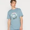 Quiksilver UP RISE - T-shirt Imprimé - Faded Denim 2 Quiksilver UP RISE - T-shirt Imprimé - Faded Denim -Quiksilver Soldes 4c4144b426f941bda08046a6f15794ae