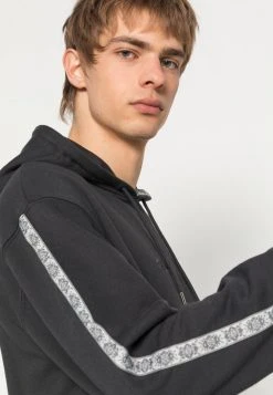 Quiksilver TAPED HOODIE - Sweat à Capuche - Tarmac 6 Quiksilver TAPED HOODIE - Sweat à Capuche - Tarmac -Quiksilver Soldes d6aff98455b348e6a664eaf174aec92e